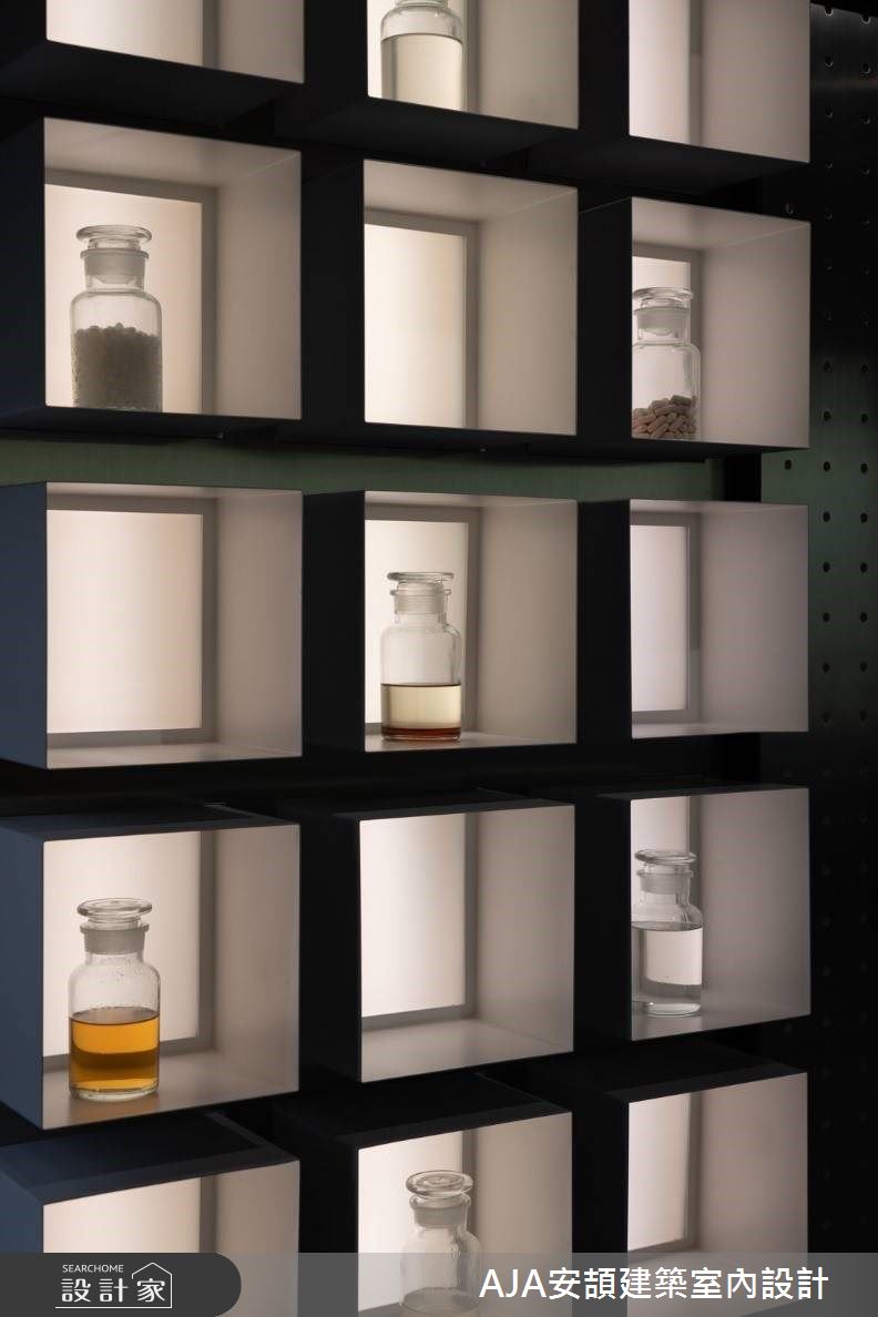 實驗室概念的產品陳列方式,展現一絲不苟的專業精神。