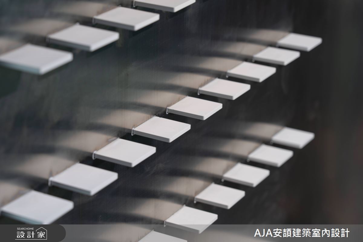 根據該公司精油產品打造的專屬陳列層架。