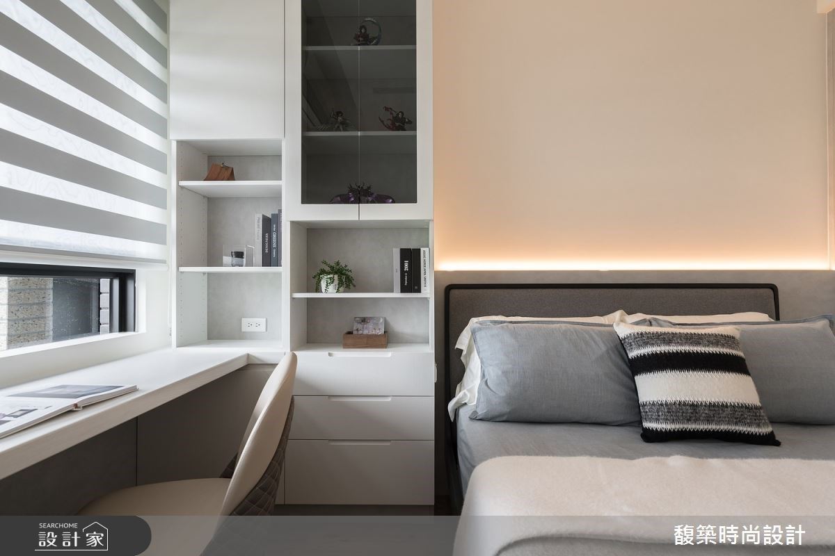 男孩房在窗戶面配置書桌,方便爸媽陪讀,書桌旁補齊收納空間;整體簡約俐落的造型,因應孩子成長需求的喜好變化。