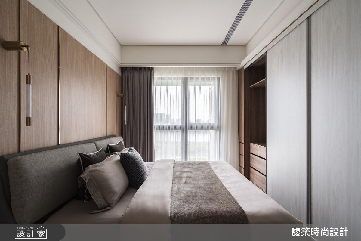 主臥室以木紋作為空間的主角,床頭加了金屬鍍鈦邊條,木紋的溫潤加上精緻的點綴,沉澱心靈的感受,提供給屋主一個純粹的睡眠空間。