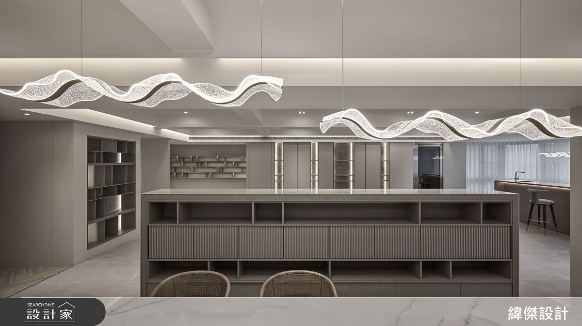 電視牆材質延續使用石紋薄板打造，正面是電視牆，後面則是安排收納櫃體以線板作為造型。