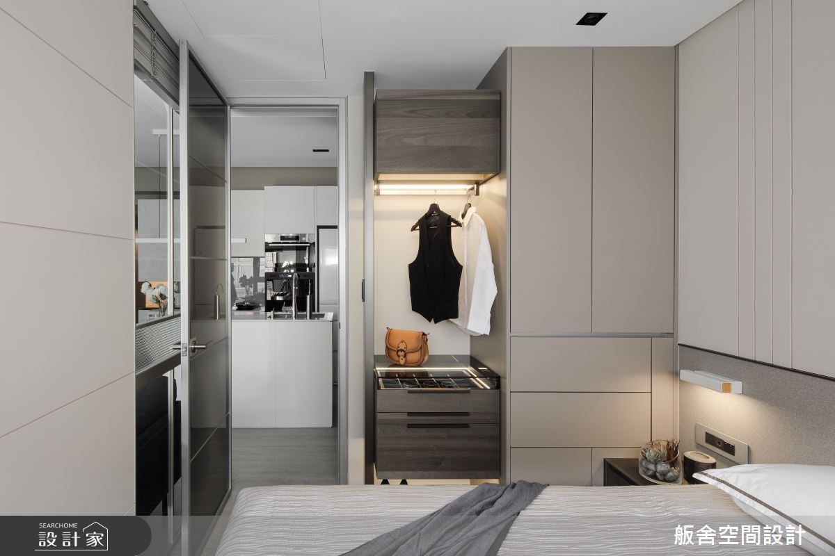 金屬玻璃屏風劃分公私領域,達成半開放的隔間,讓私領域適度的開放,能獲得開闊的視野。