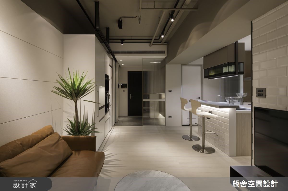 天花板不做過度的裝修,保留原先的高度,並將收納櫃體切齊,利用明暗對比,隱形分界日常生活空間。