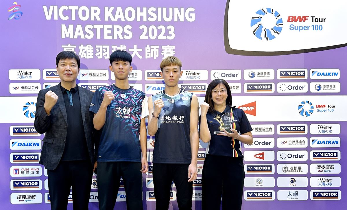 中華羽協張國祚理事長(左起)與世青金牌郭冠麟、台灣新一哥林俊易、歐德集團劉妙萍協理開心合影。