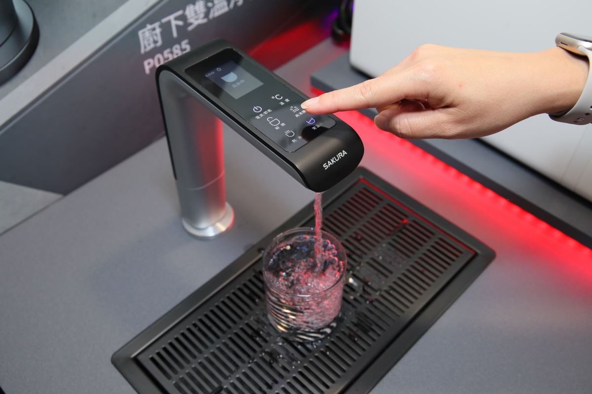 櫻花冷熱雙溫淨熱飲搭配智能顯示觸控龍頭,簡單方便好操作。