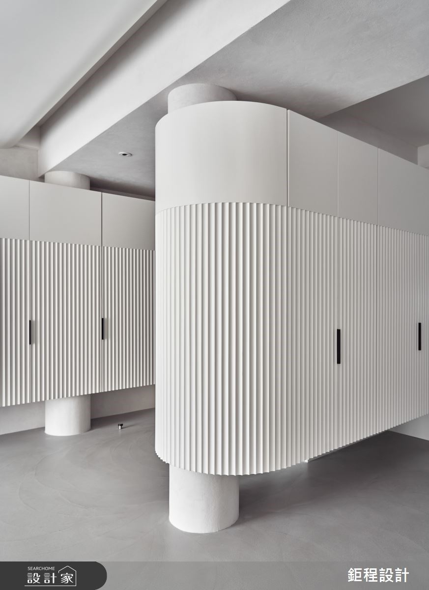 以裁切手法打造穿透的櫃子與層板 ，將空間立體化，並讓櫃體上方自然保留光線的引入，創造出虛實的場域感。