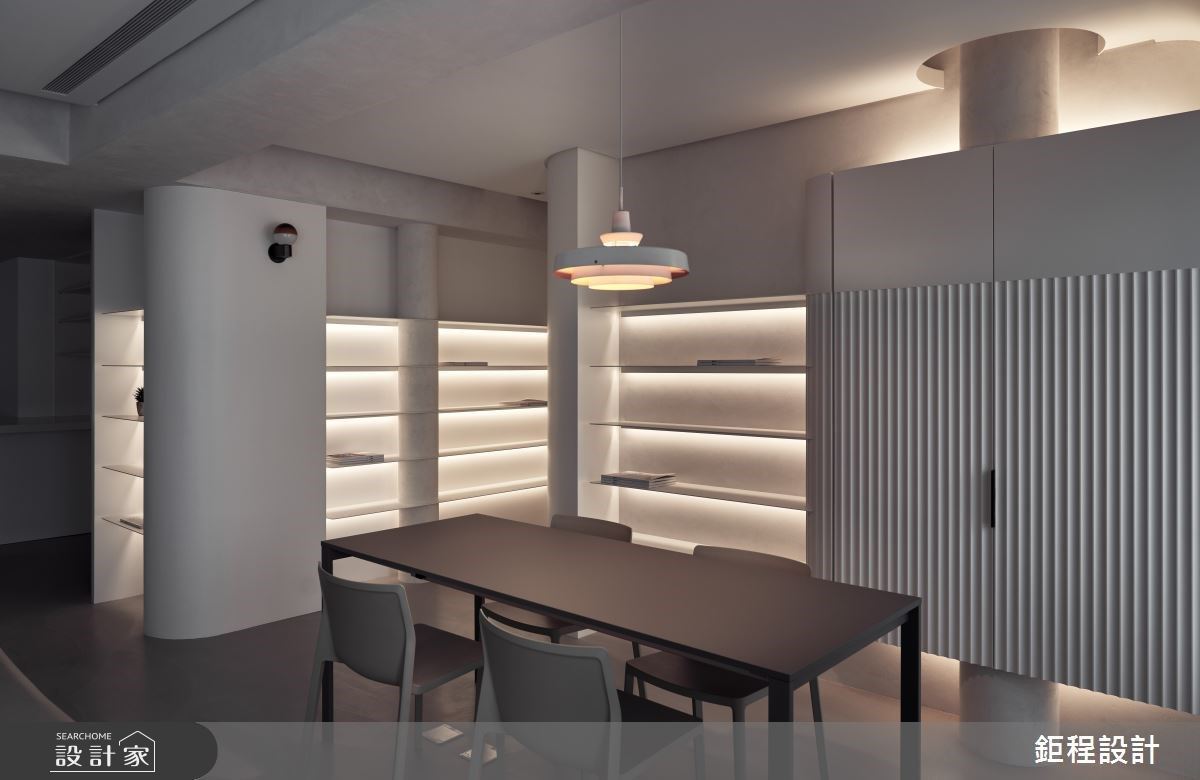 藉由整齊劃一的立面層板，創造秩序美感，無形中堆疊出和諧視覺與美感。