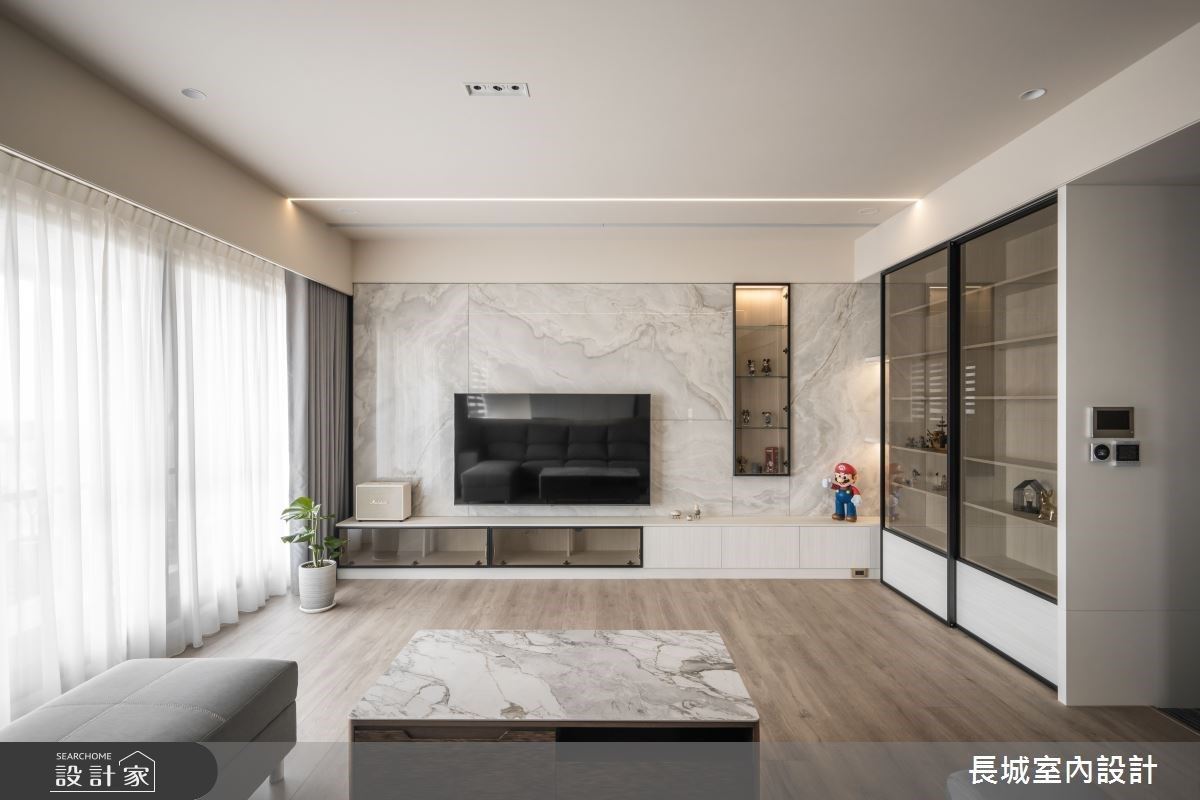 電視牆選用玉石紋石材,帶出整個客廳空間大器俐落的感受;半通透的展示櫃空間,藉此補足完善收納機能。