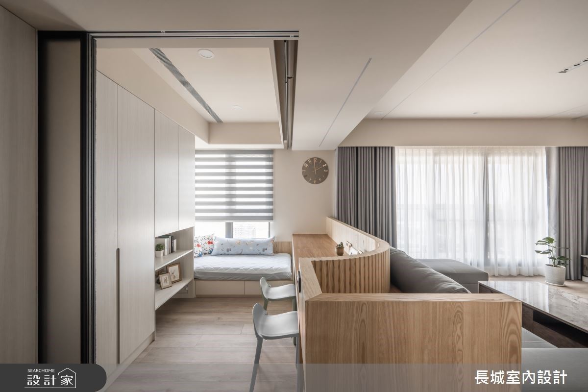 書房空間透過玻璃拉門及半透的捲簾拉下,可以彈性作為客房使用。
