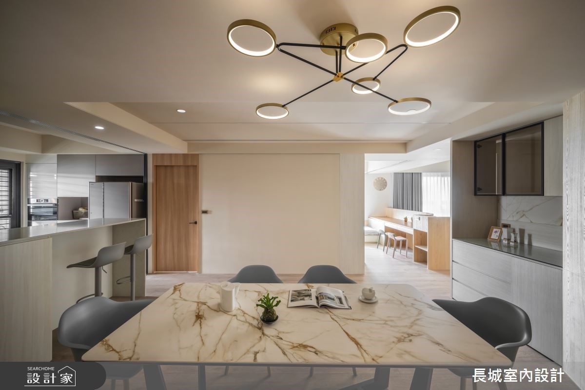 設計師特別選用時尚質感的白金陶板磚餐桌,連同剩下餘料,加進備餐櫃中,達成環保不浪費的理念。