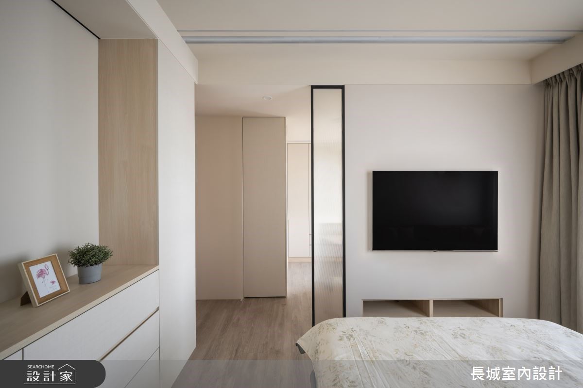 電視牆下方壁龕底櫃,可以串聯到後方的衣帽間,個別收納不同的物品。