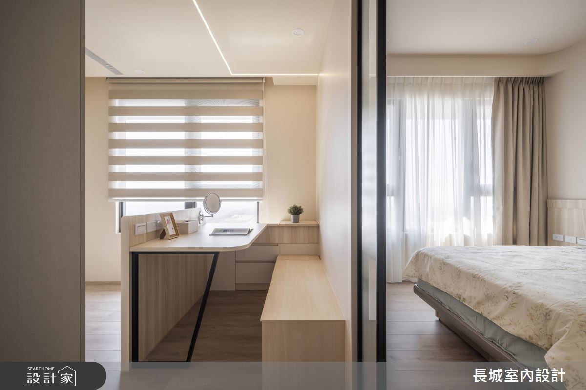 衣帽間延伸電視底櫃的深尺度收納,化身梳妝椅的功能,達到一體兩用的設計優勢,有效利用坪數。