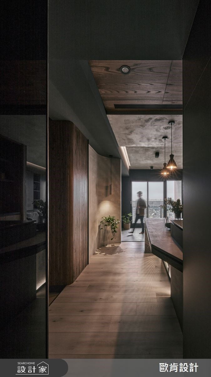 中島吧檯結合菱格鐵網和小冰柱玻璃燈搭配燈條,燈光穿透鐵網照射餘地坪的效果,猶如工業風的氛圍。