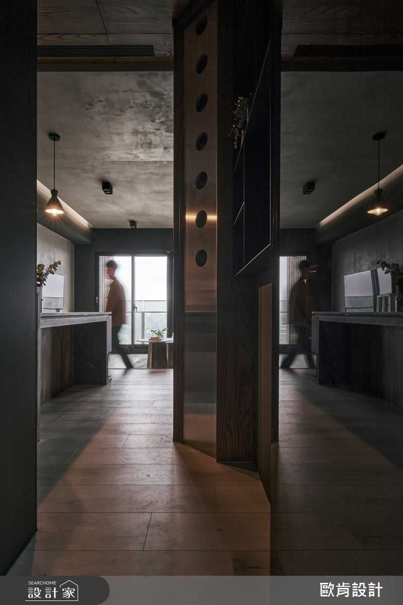 備餐櫃側邊畸零空間訂製紅酒架,不僅具備收納機能,同時也讓空間多一點趣味性。