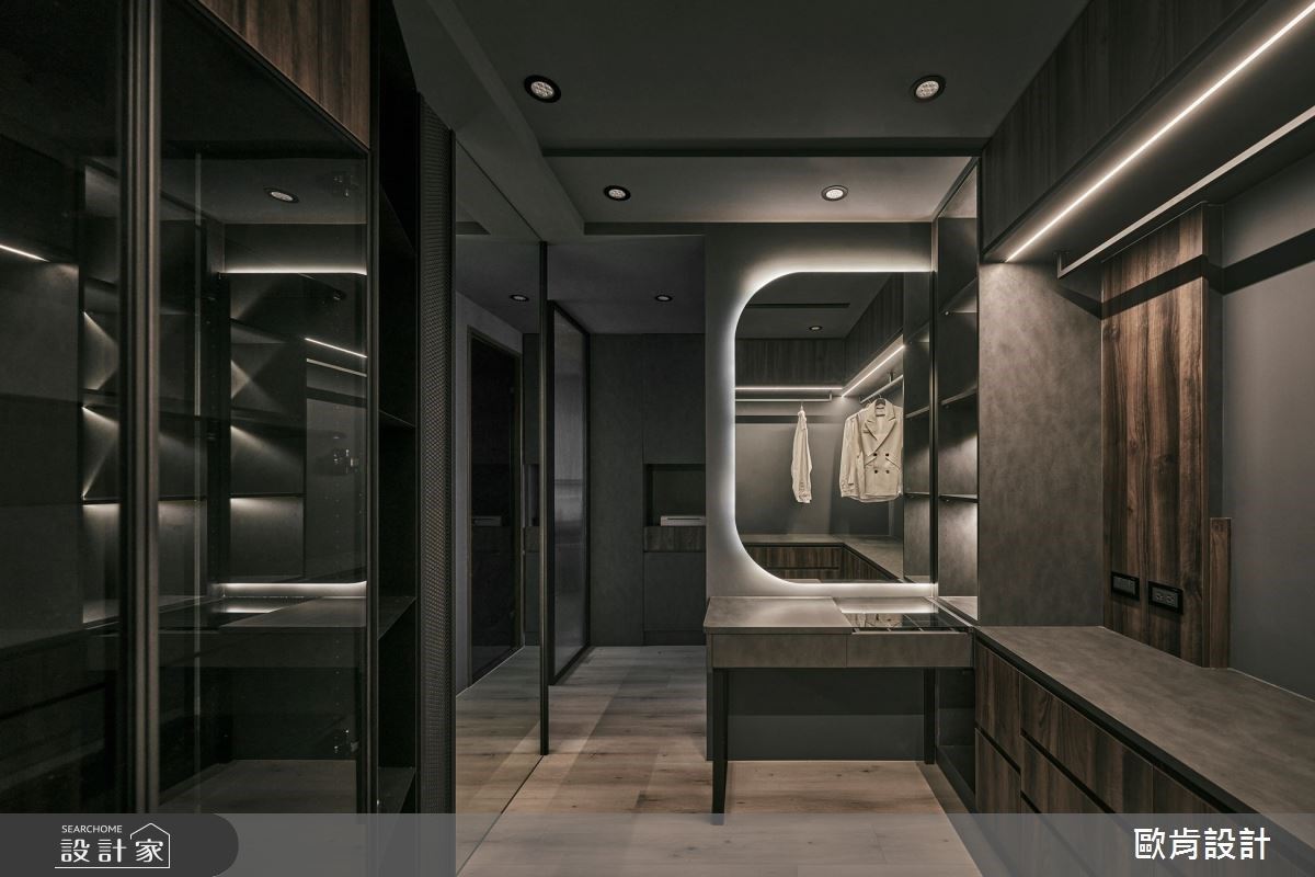 更衣空間延續鐵件結合櫃體的設計,同時加入鏡面完善機能,使得收納櫃不那麼制式且具有設計感。