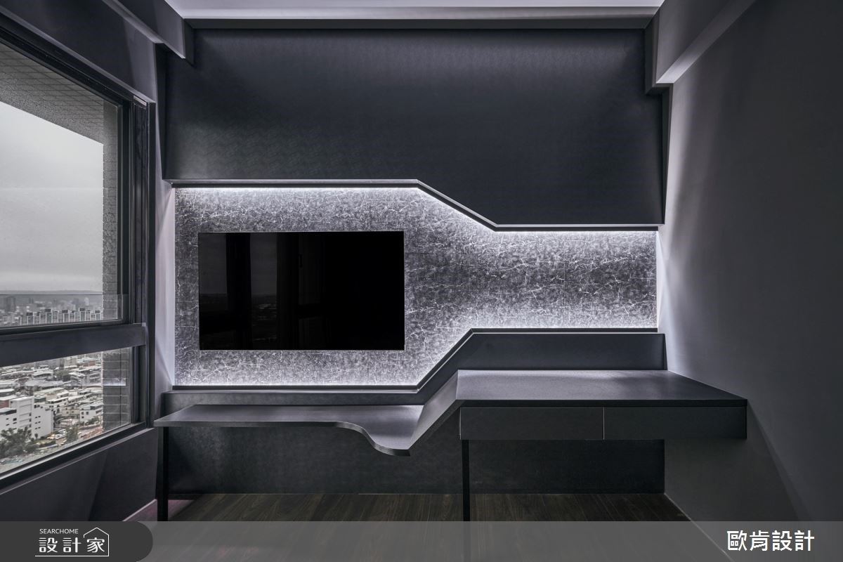 電競房訂製俐落線條造型佐金屬質感的波音軟板,呈現壁面效果,同時鑲嵌燈光,呈現酷炫的色元變化。