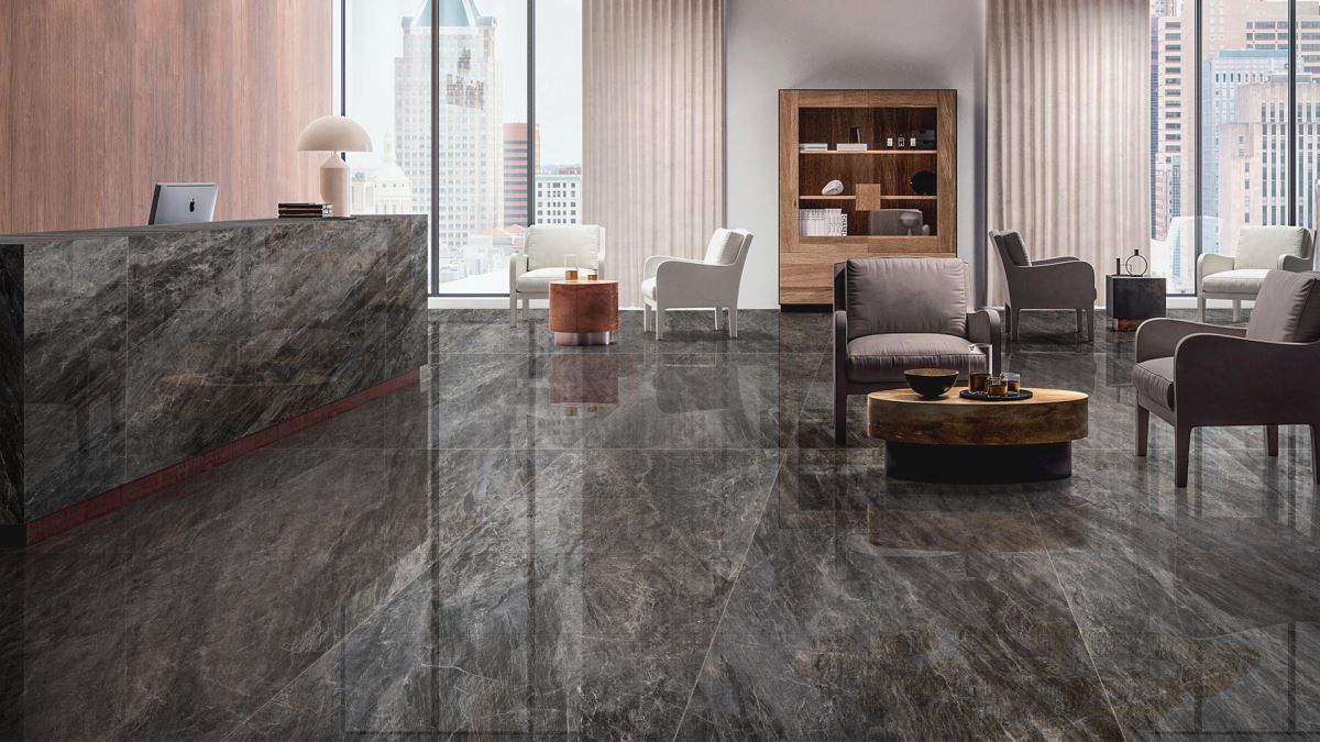 「原石新境」邁巴赫,沉穩凝鍊的灰調,透露著自然礦石般的釉亮晶體光澤,深淺灰色交織絲絲淺白,錯落有致,醞釀雍容大器質感。(邁巴赫 DA918011)