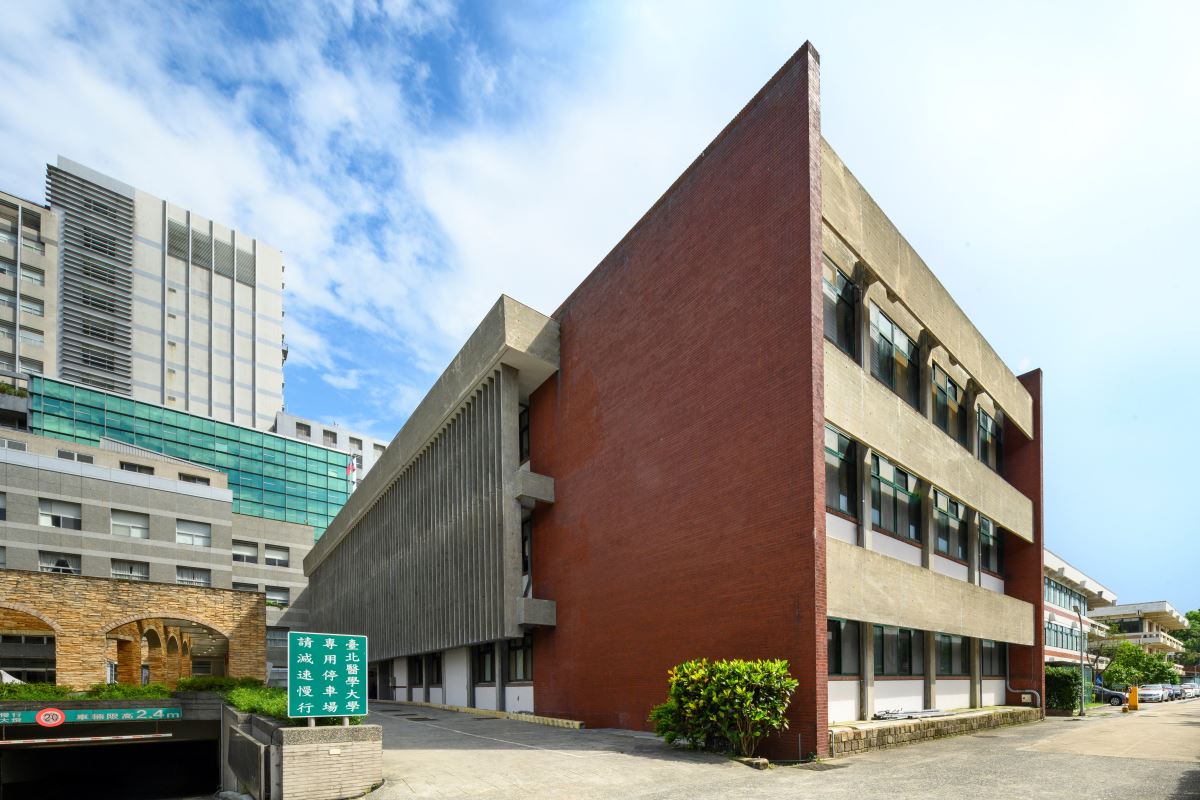 2023台北老屋新生大獎「評審團特別獎」得獎作品「臺北醫學大學之教學大樓」。