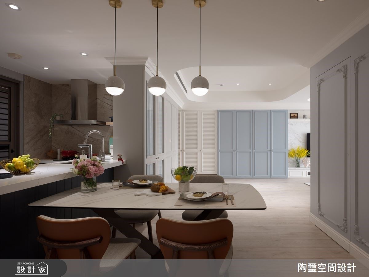 用餐區設計大量的線板儲藏櫃,一方面滿足屋主的收納,同時藉由隱藏門的設計,遮擋客衛浴、儲藏室,讓空間簡約俐落,還能保有油煙區的半開放,作到完美的一體多用。
