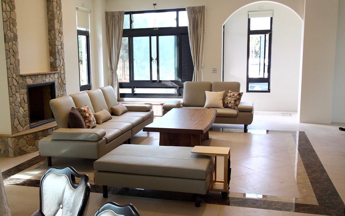 2 + 4 + 腳几的組合形式擺法類似 1+2+3,功能兼具的同時不疏忽美感,同一種款式讓量體有視覺變化。