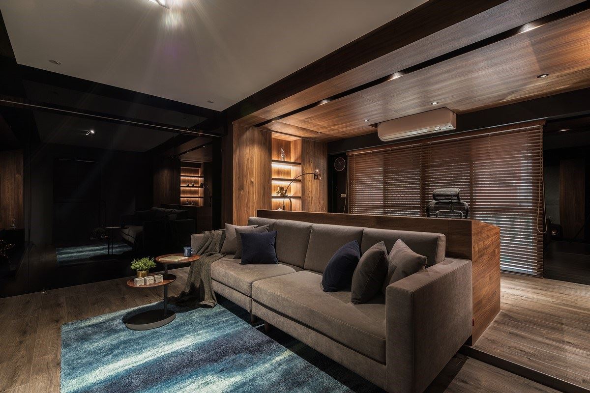 Cube-Net 椅子工廠建議挑選沙發應採正確坐姿測試,如此才能找出最舒適的產品,也減少坐到腰痠背痛的狀況。