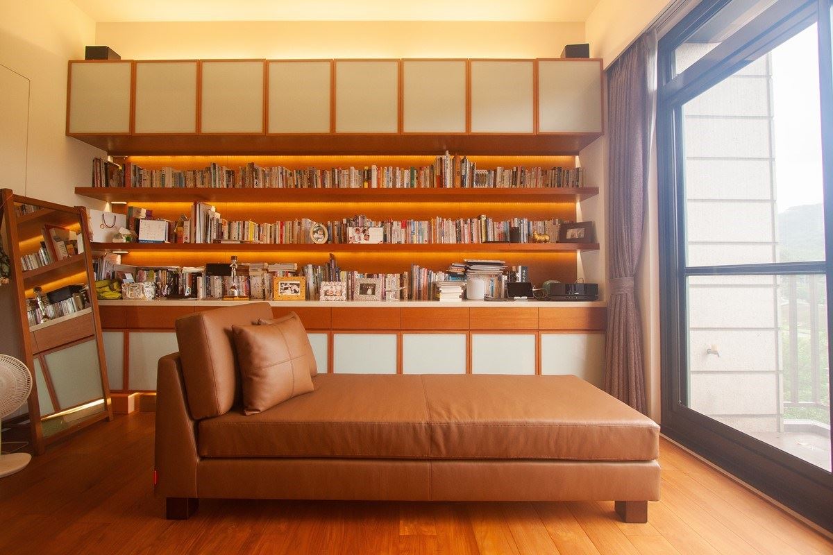 Cube-Net 椅子工廠擁有數十年製作沙發的經驗,不僅能製作各種形式的沙發,如圖中的貴妃椅,用好的材料、研究最舒適的角度,宣導沙發上的正確坐姿。