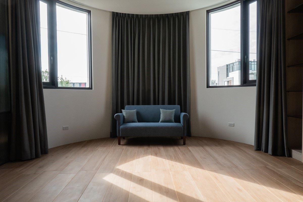 Cube-Net 椅子工廠的客製化包含多種尺度,即便是小空間也能被滿足需求,尺度、比例都剛剛好的小梅根沙發是最佳的選擇。