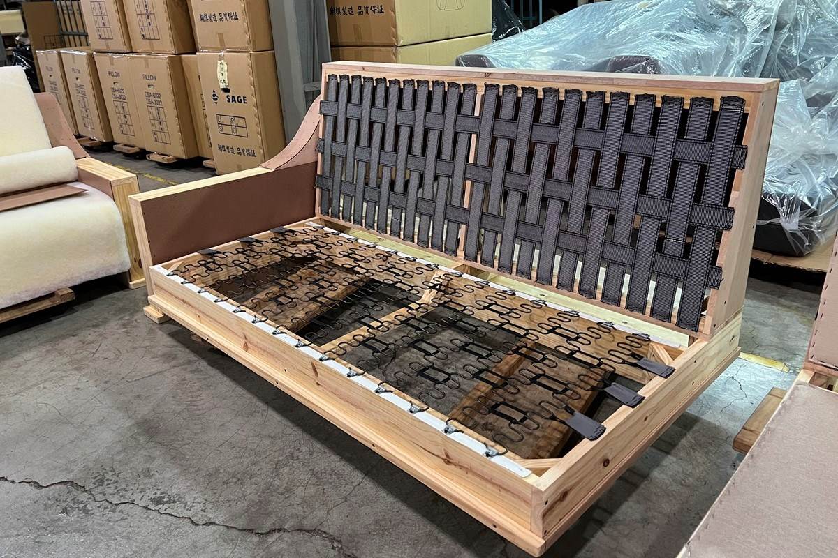 Cube-Net 椅子工廠的職人精神從骨架可見端倪,穩固的骨架也是舒適坐姿的根本。