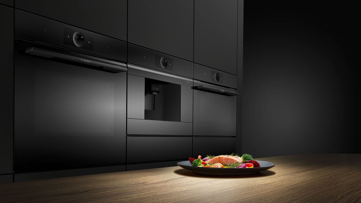 BOSCH 全新 8 系列極緻黑智慧蒸烤爐搭載「健康蒸+」功能,以 120 度的溫度縮短烹煮時間,保持蔬菜的翠綠和鮮美,同時保留更多維生素和營養素。