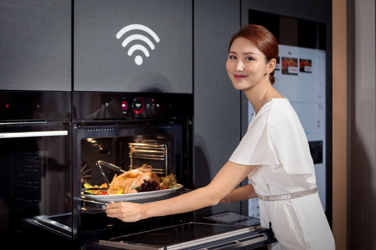 BOSCH 全新 8 系列極緻黑智慧複合式烤箱與蒸烤爐搭載獨家烘烤科技「4D 熱風」,360°C 均勻散佈且每 3 分鐘改變一次循環方向,讓烤物完美上色。