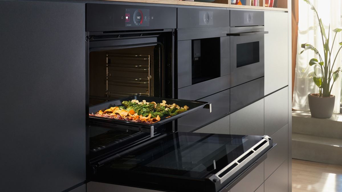 BOSCH 全新 8 系列極緻黑智慧烤箱與蒸烤爐的「健康空氣炸」功能,透過氣流快速循環迅速蒸發表面水分。