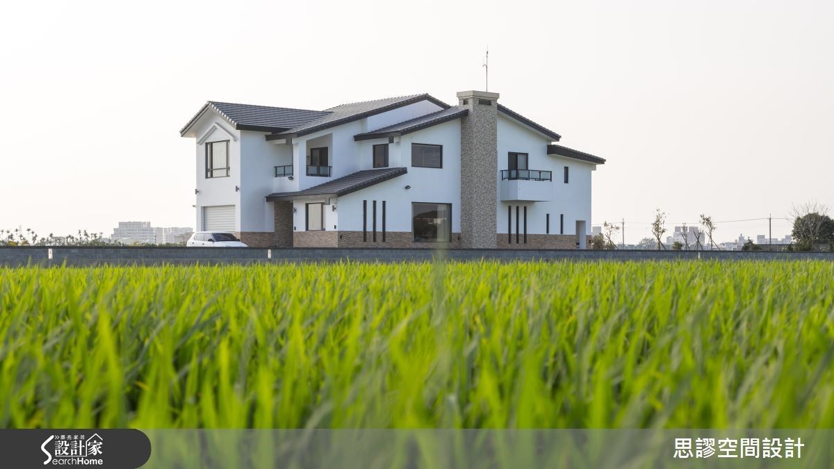 透天別墅大量斜角設計搭配大小不一的矩形開窗,在每個角落畫下光影軌跡。