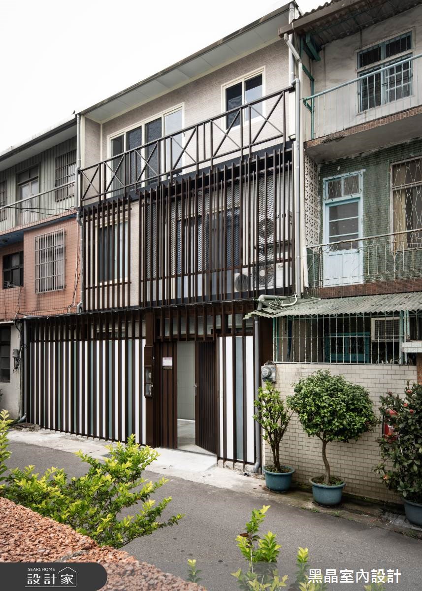 連棟老透天外牆用深色鐵件及個性格柵線條包覆,配上純白烤漆玻璃,打造日式街屋的感覺。