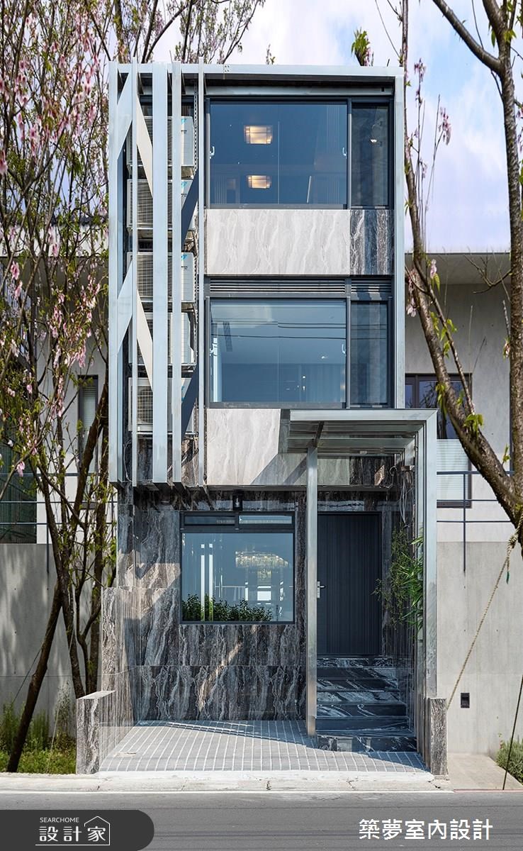 高齡透天別墅建築外觀重新拉皮後,以黑色的石紋磚體結合格柵設計,流露著低調奢華的私人招待所質感。