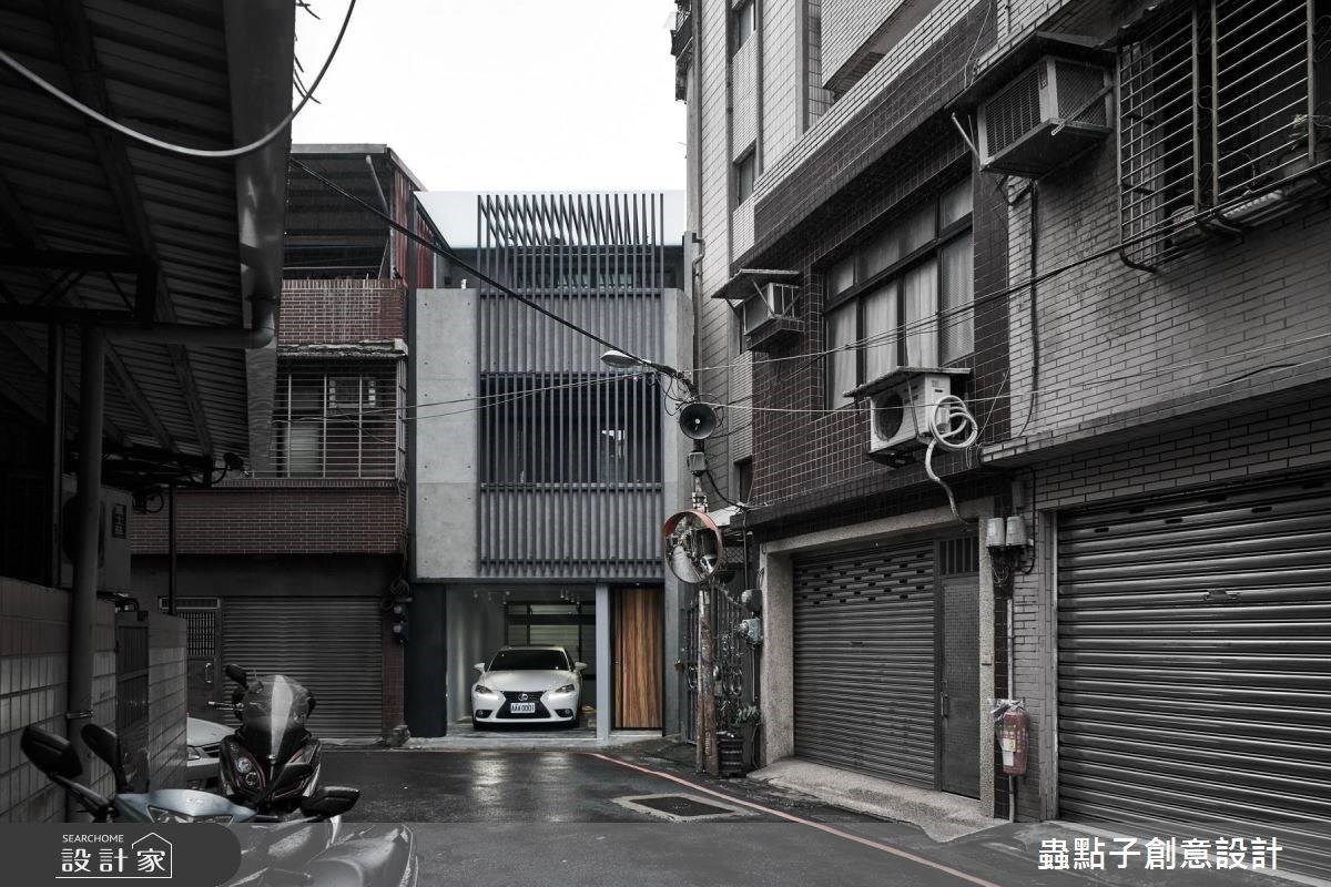 建築外觀以清水模質感舖陳,結合L型隔柵鐵件設計,營造出樸實、低調的人文氣質