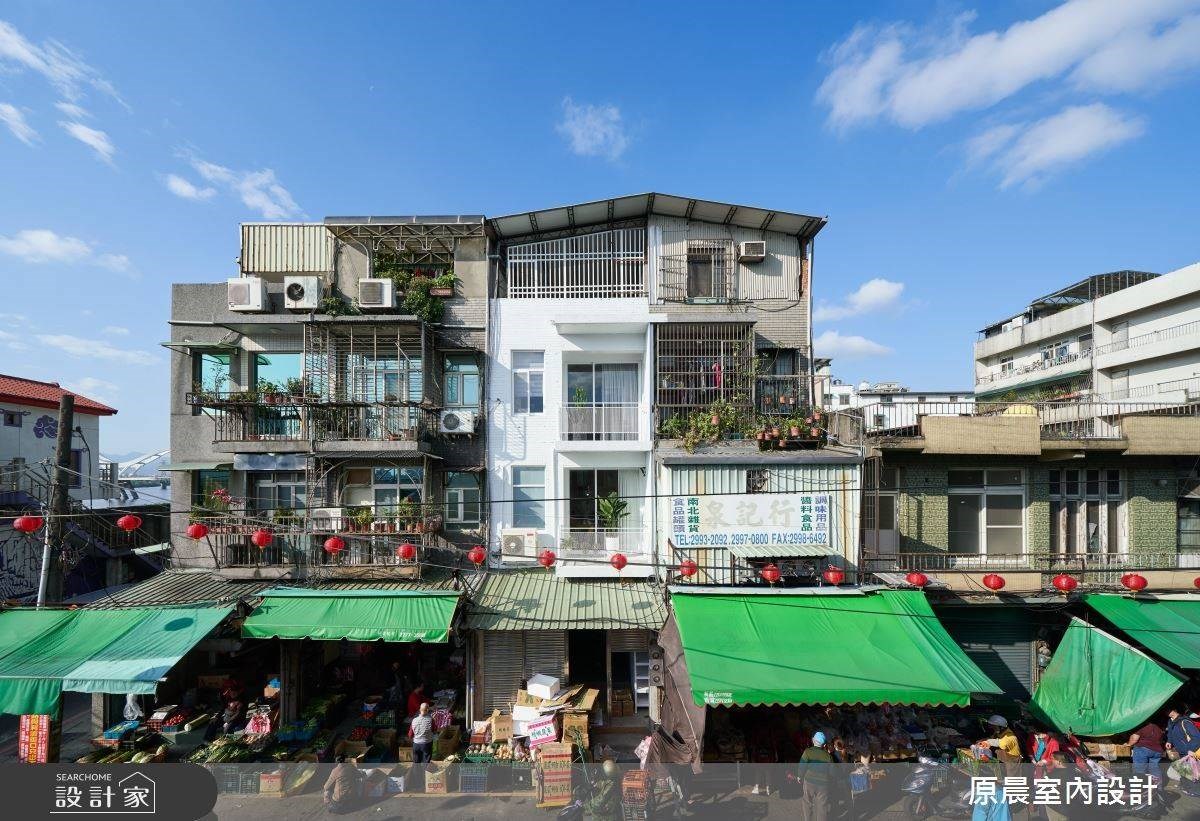 老透天置身於菜市場中,利用純淨白色北歐風改變老宅門面