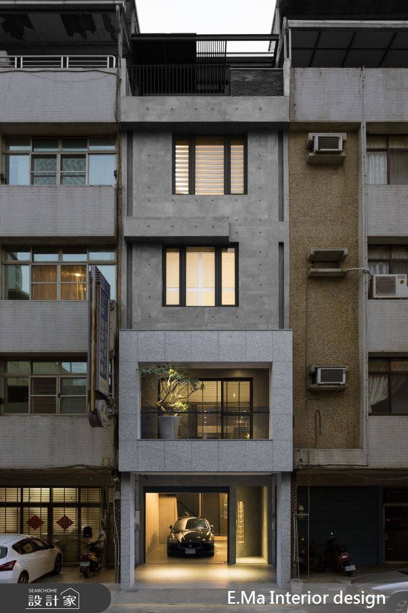 老屋改造強化基礎工程、重整格局,透天門面設計建築外觀則覆以大面玻璃,引入充沛光線,一樓作為車庫、收納和多功能室的使用