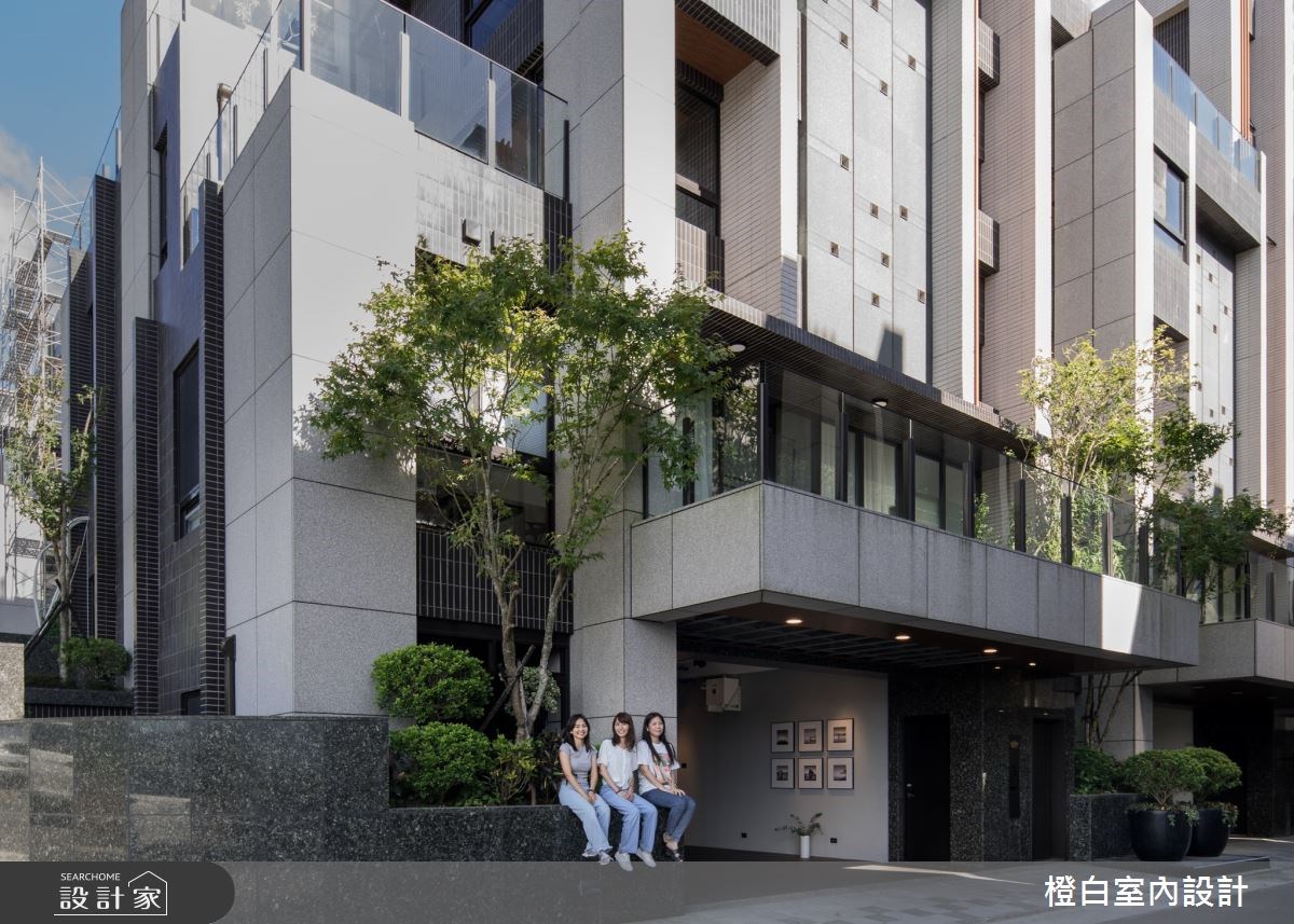 藏身山林,位於郊區75坪六層樓透天別墅大門設計