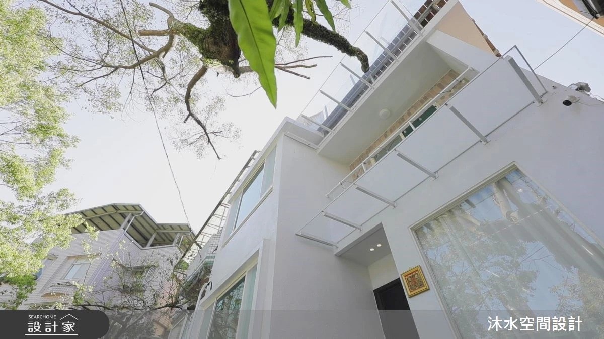 透天門面設計調整原本老屋外觀,重新設計欄杆與大門,進入家門的踏階也重新規畫施作,使踏階放大一些,增加安全性