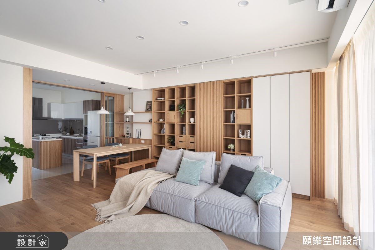 透天格局公領域開放式設計,餐廚間可用透明玻璃拉門區隔