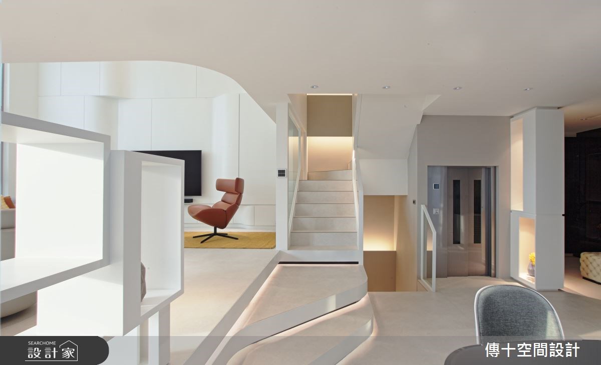 透天別墅樓梯扶手內側嵌入LED照明,夜間行動或晚輩行走更安全