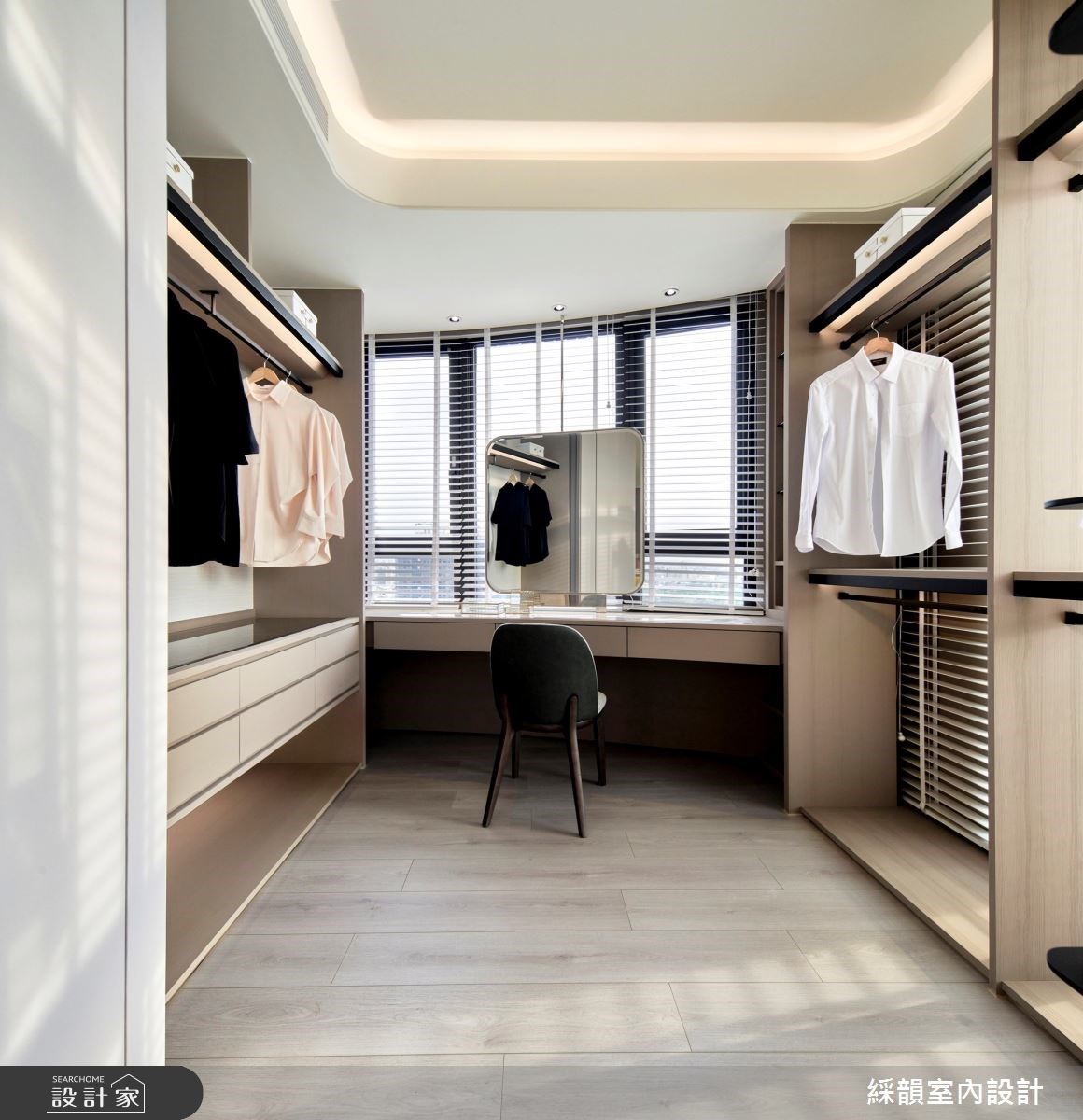 考量採光充足,更衣室配置於靠窗區,加入百葉窗,太陽可以直接照射進來,打造明亮空間感。