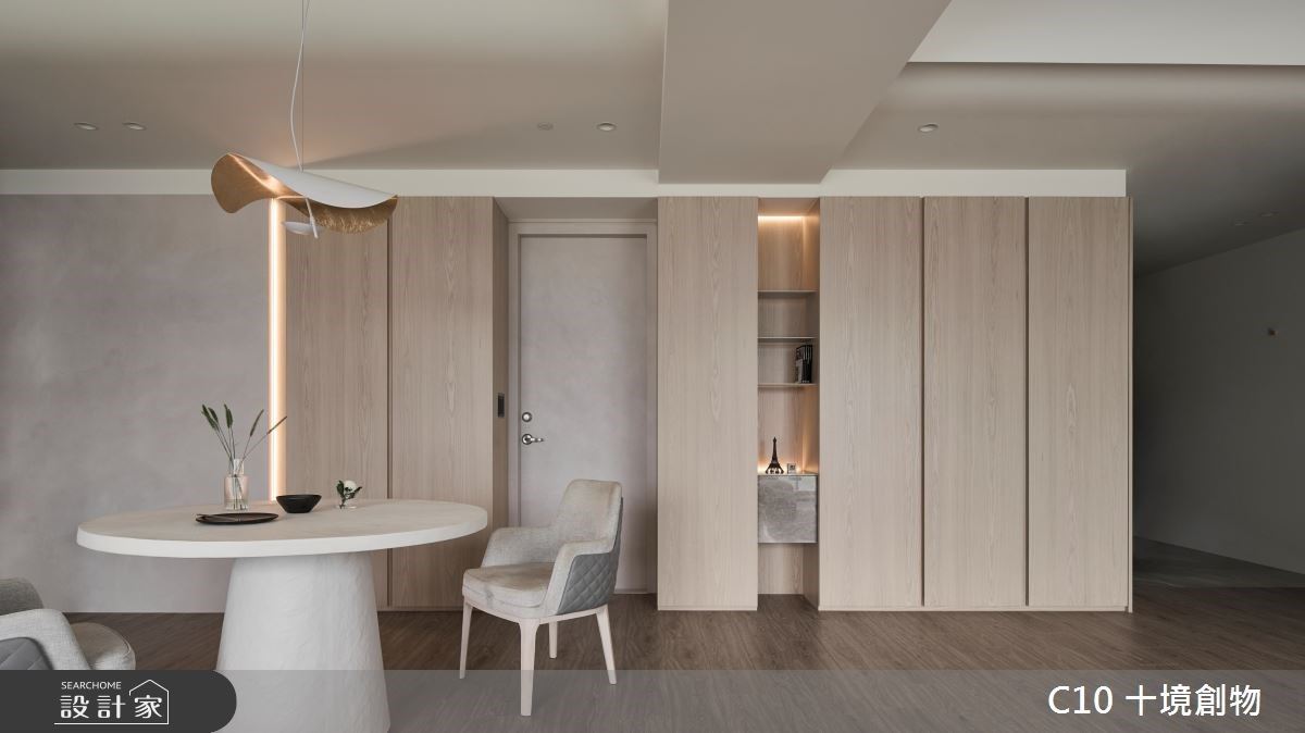 設計師配置大量櫃體整合收納,配置簡單的餐椅讓用餐區保持開闊及整潔。