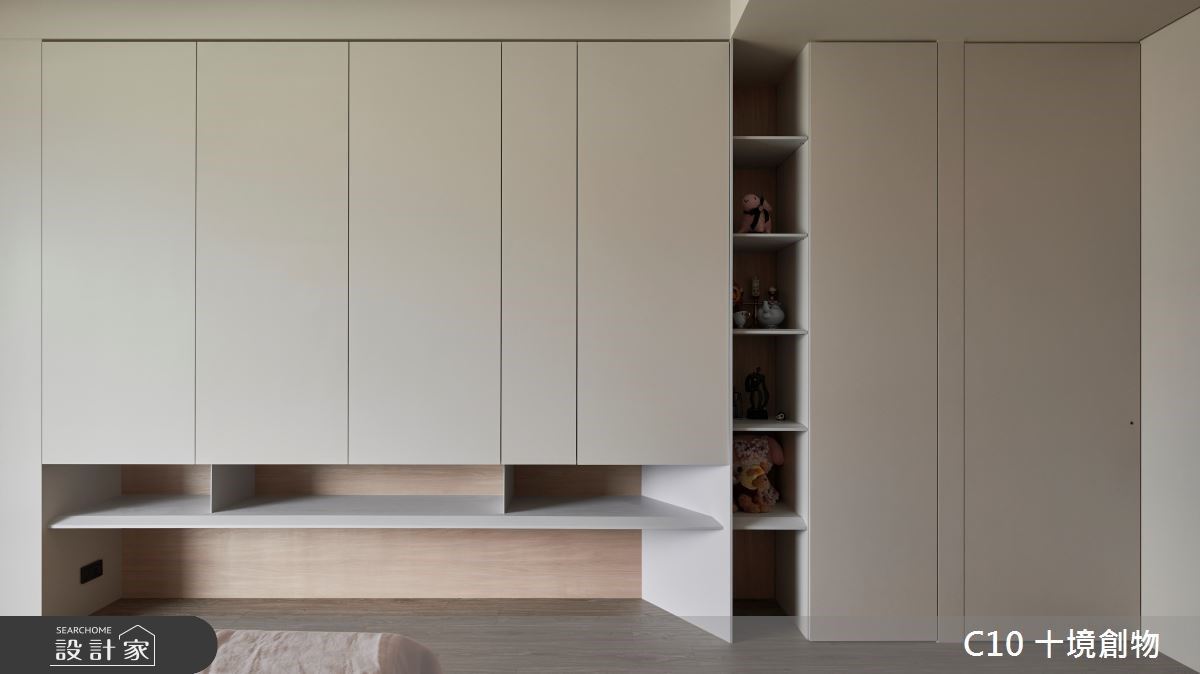 收納櫃下方預留了空間,不僅擁有留白的層次感,也作為毛小孩的小憩之處。