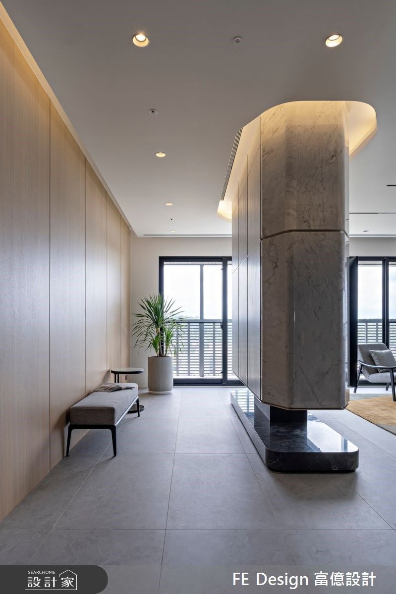 玄關增設簡易穿鞋椅,同時石牆隱藏鞋櫃機能,滿足屋主的鞋子收納。