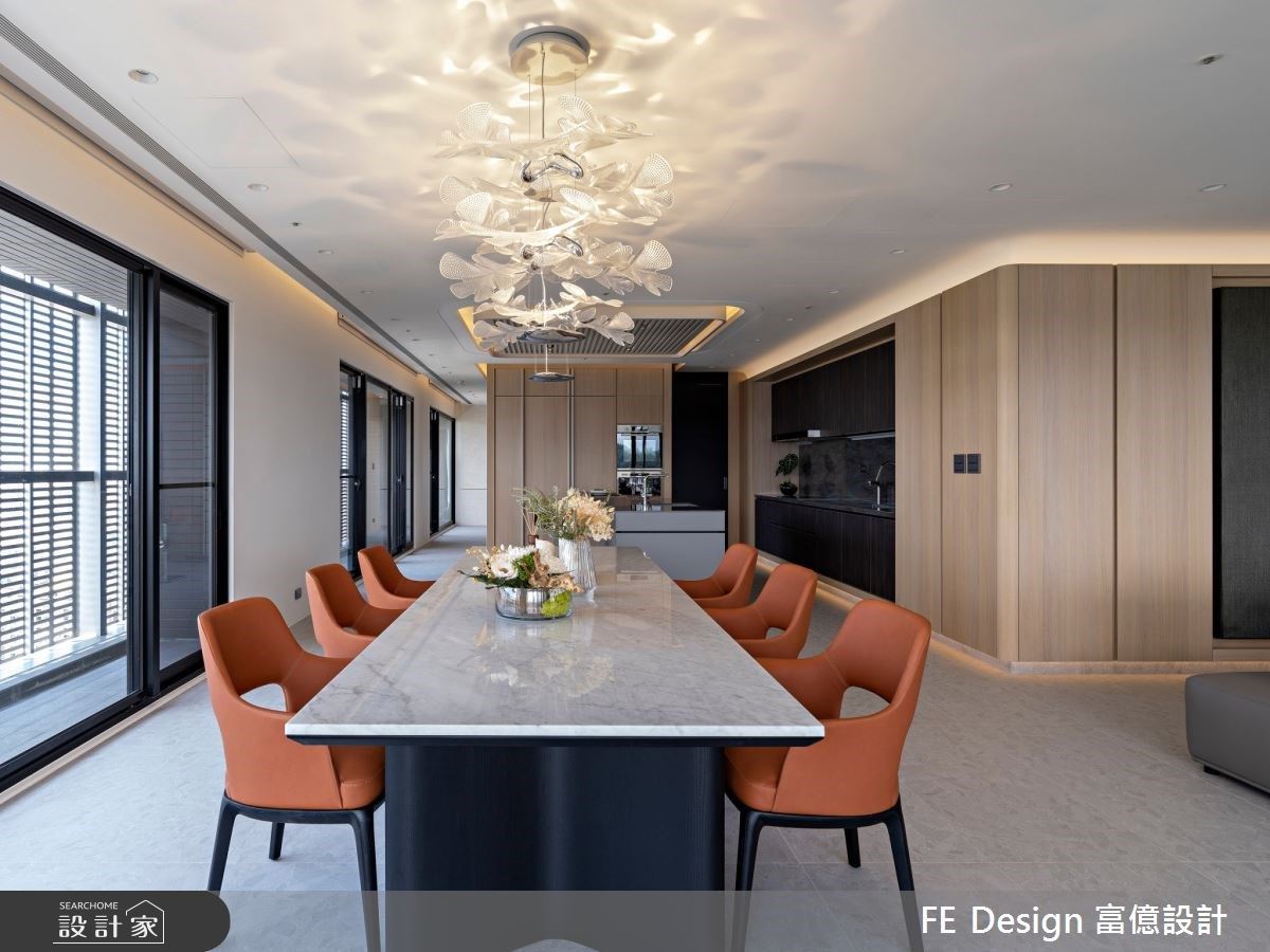 為了喜愛烹調的女屋主,在用餐區設計師選用飽和度及彩度較高的軟裝,增添場域氛圍,再搭配精選的飛舞造形燈具,猶如幻化的雲彩照應在天花上,成就女屋主宴客或家人團聚時的絕佳場所。