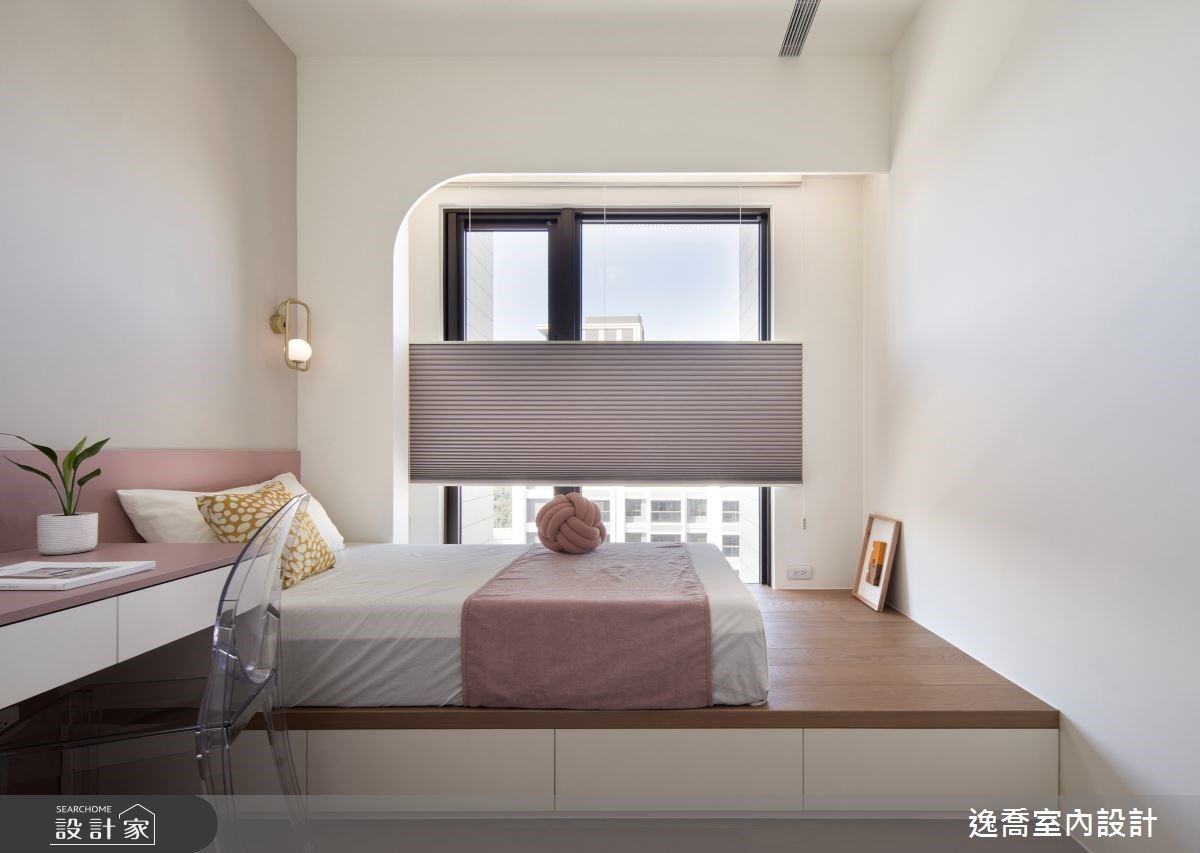 女兒房以白、粉色系,帶入浪漫溫柔的氛圍,面對大樑問題,以弧形做修飾,使空間感更柔和。窗邊設置加大單人床鋪、下方安排收納櫃,增加臥室的收納空間。