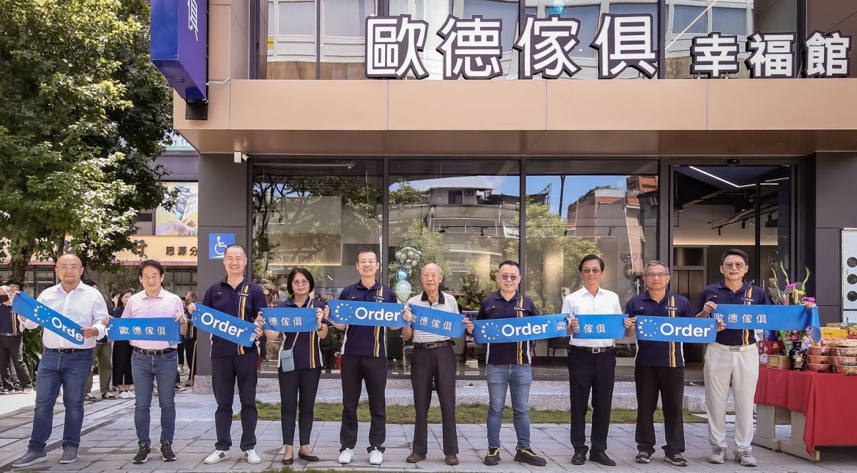「有家的地方就有幸福,幸福在的地方就有歐德」,「新莊幸福館」隆重開幕,董事長陳國都(左起五)期許為消費者打造幸福之家。