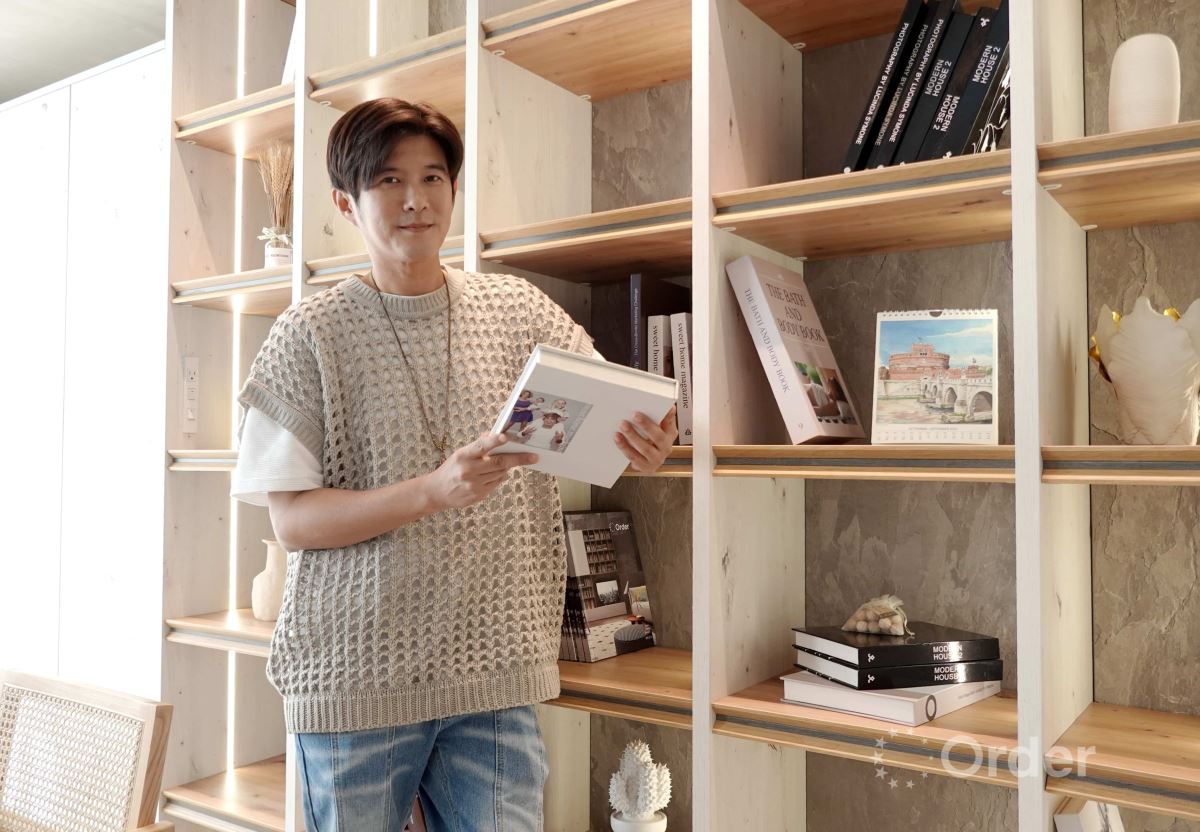 新家由歐德量身訂製的顏永烈(左),受邀擔任「新莊幸福館」一日館長。