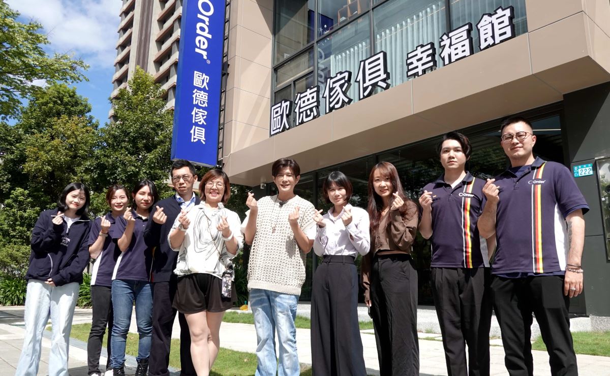 顏永烈(右起五)擔任「新莊幸福館」一日館長與歐德設計師開心合影。